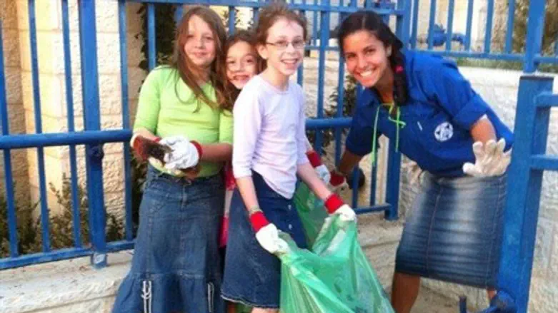חניכות אוספות זבל
