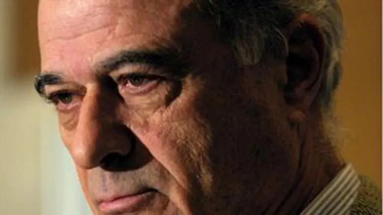 קורא לסגת מעסקת החבילה. לין.