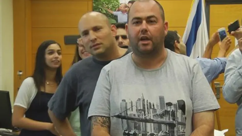 בנט חולצה אפורה?