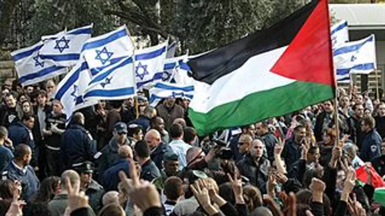 סטודנטים ערבים מפגינים מול סטודנטים יהודים