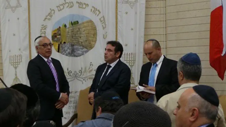 השר בנט בבית הכנסת שהותקף בפריז