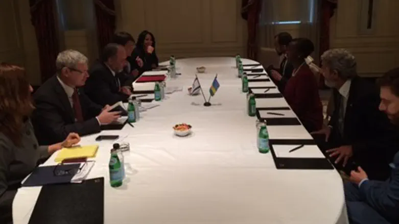 ליברמן עם שרת החוץ של רואנדה