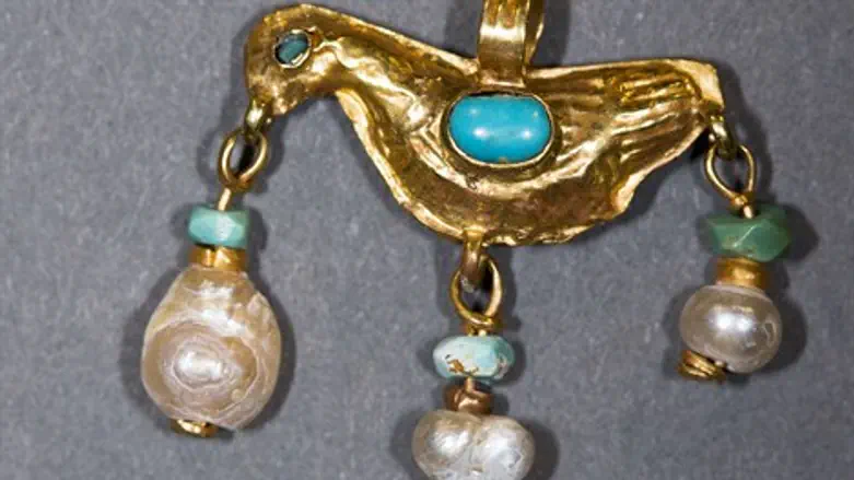 תליון היונה