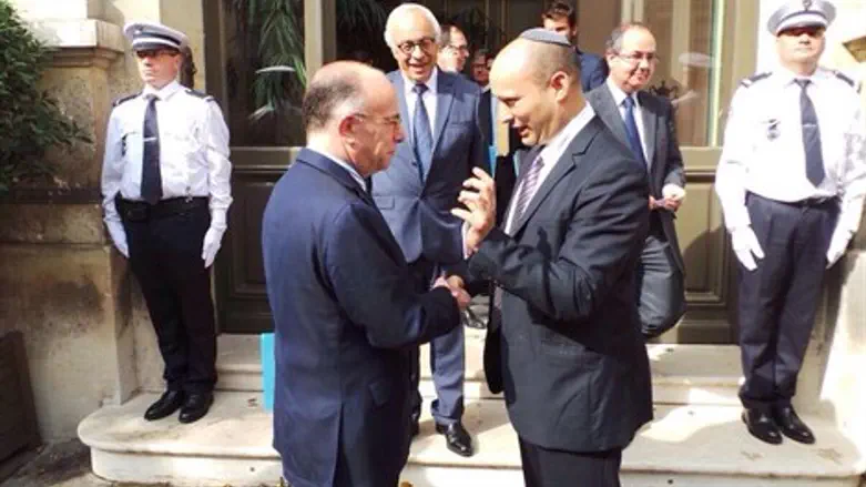בנט במפגש עם שר הפנים ובטחון הפנים הצרפתי קזנ