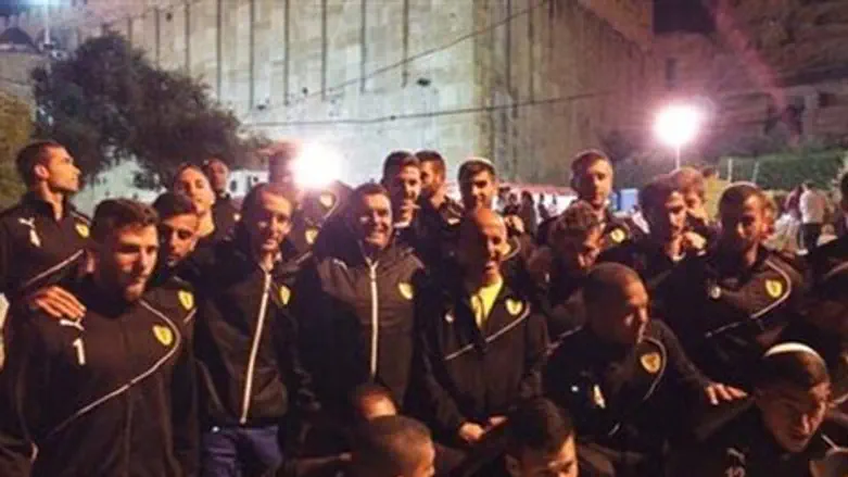 שחקני הקבוצה על רקע מערת המכפלה