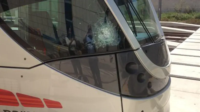 אבנים על הרכבת הקלה