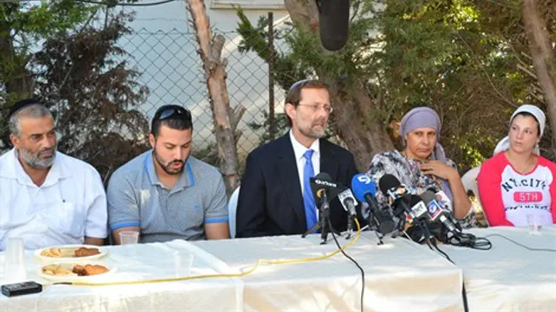 פייגלין עם בני משפחתו של נתנאל עראמי