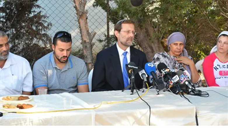 Moshe Feiglin with Netanel Arami's family