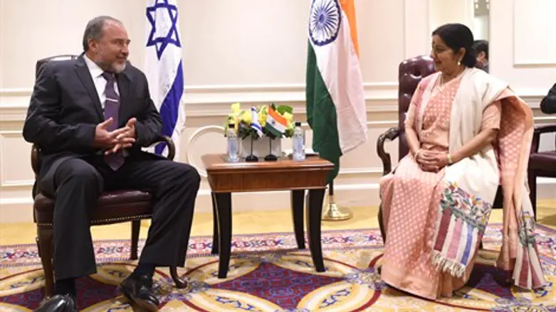 השר ליברמן ושרת החוץ של הודו, סושמה סווארג'