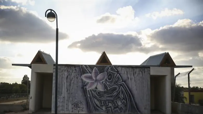 רצים לממ"דים. מיגונית בישוב בעוטף עזה