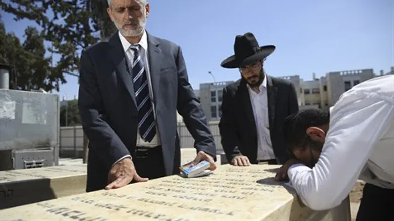 אלי ישי בקברו של הרב יוסף