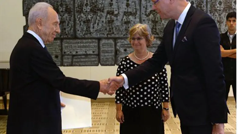 Shimon Peres, Sweden's Carl Magnus Nesser