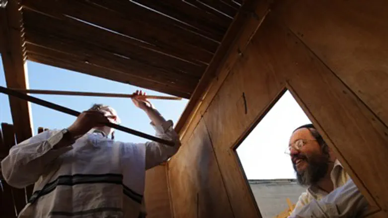 בניית סוכה. אילוסטרציה.