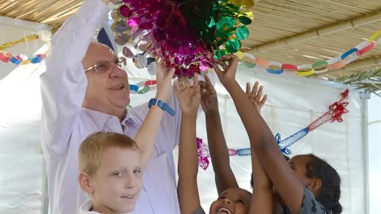 הנשיא והילדים מקשטים את הסוכה