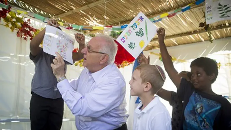 ריבלין בהקמת סוכת הנשיא