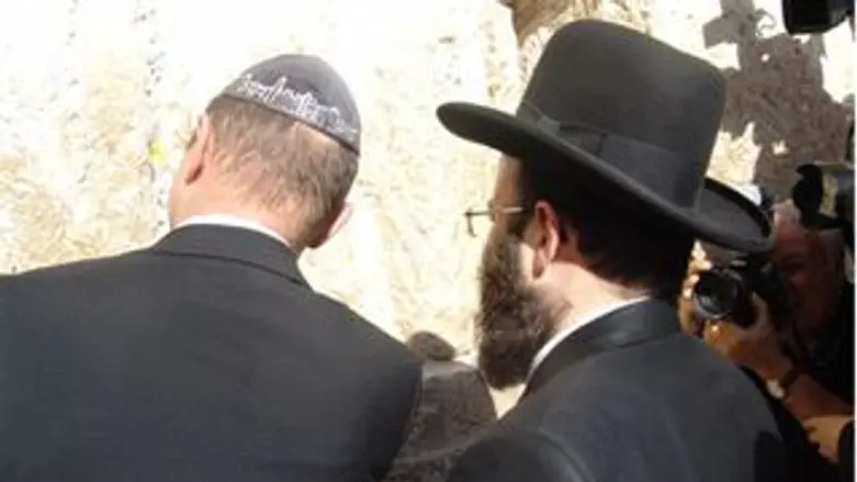 נשיא רומניה טומן פתק בכותל