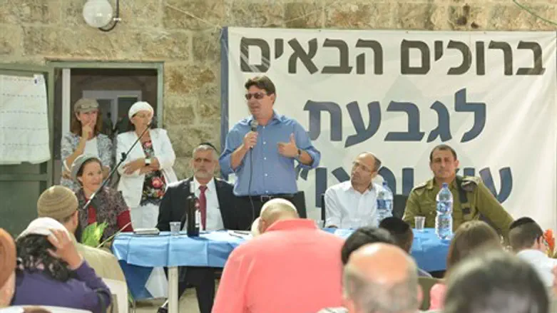 אקוניס בעוז וגאו"ן