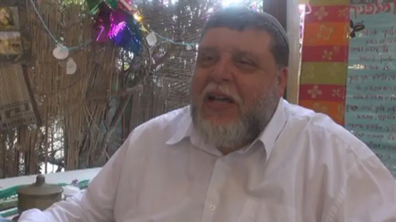 בסוכתו של הרב רפי פויירשטיין