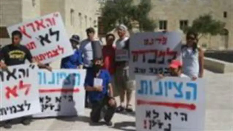 מפגינים נגד ההסכם. היום