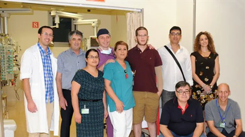 סגן עמוס בצילום משותף עם הרופאים המטפלים