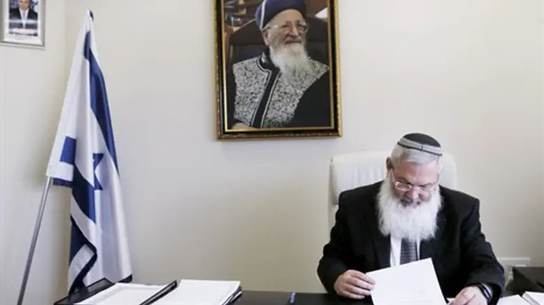 התקנות מוכנות. צריך לאשר. הרב בן דהן במשרדו