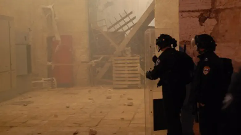 תיעוד: כוחות המשטרה מול מפירי הסדר בהר הבית