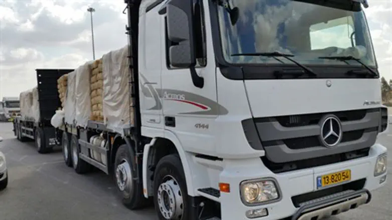 משאיות בדרך לעזה