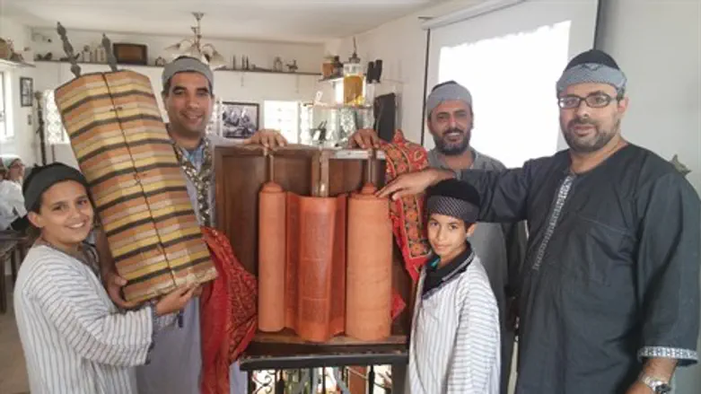 שוהם שמחי (ראשון מימין) עם ספר התורה