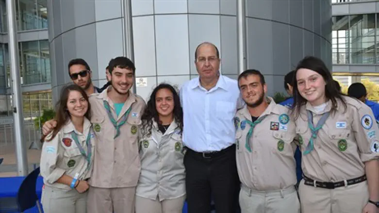 יעלון והמתנדבים. היום בסוכה