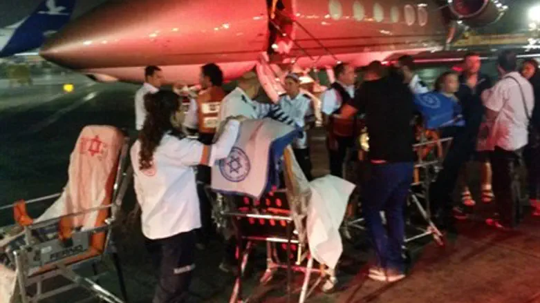 Прибытие самолета с раненными израильтянами