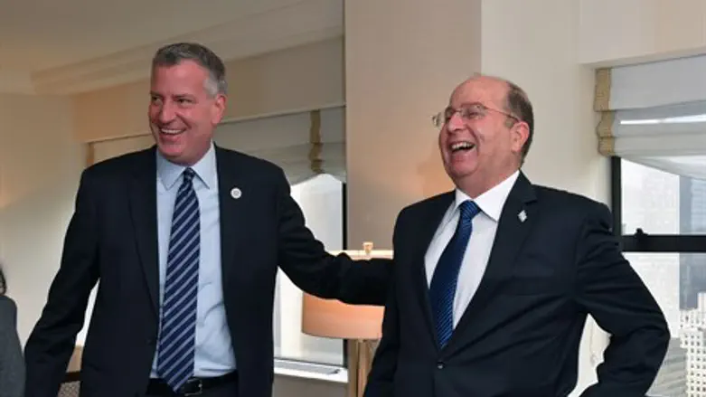 יעלון ודה-בלאסיו. היום