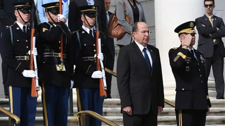 יעלון בכניסה לפנטגון