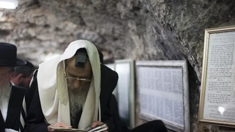 Jewish worshippers at the tomb of Shimon Hatz