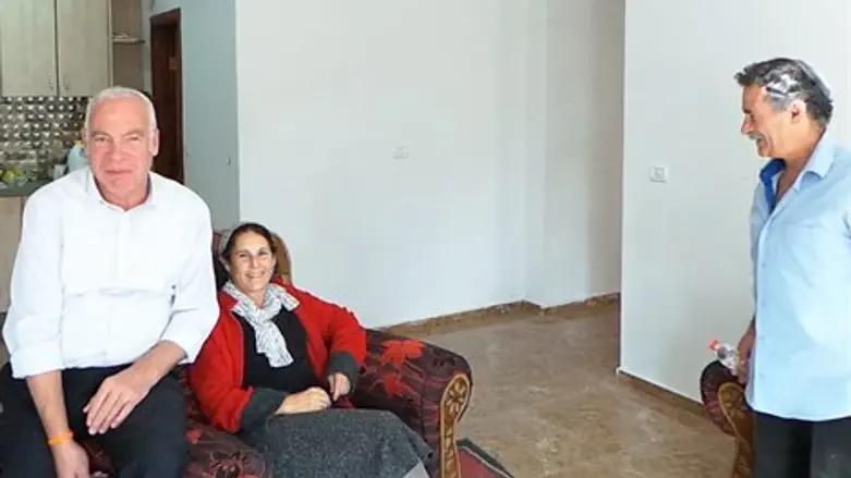 אורי אריאל בודק דירה בעיר דוד