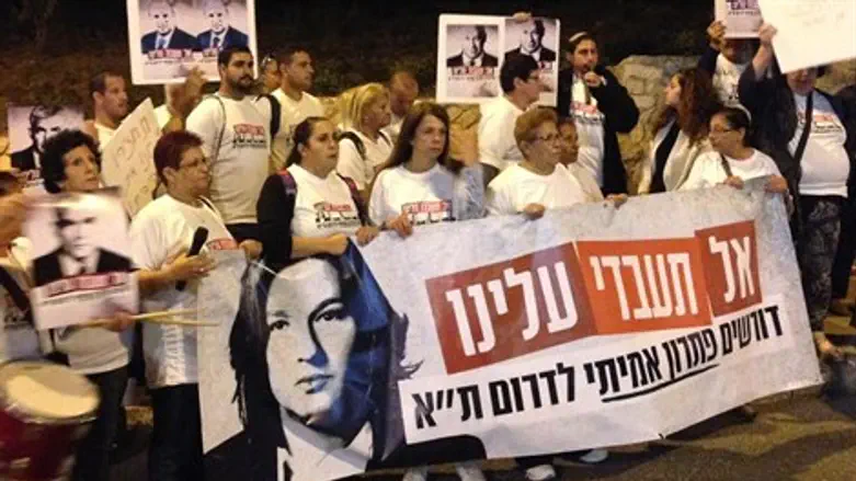 מפנים אצבע לעבר לבני. המפגינים הערב