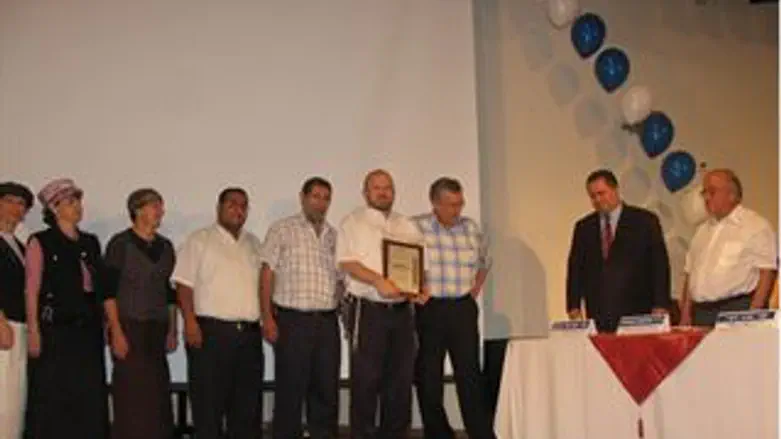 ראשי האולפנה מקבלים את הפרס
