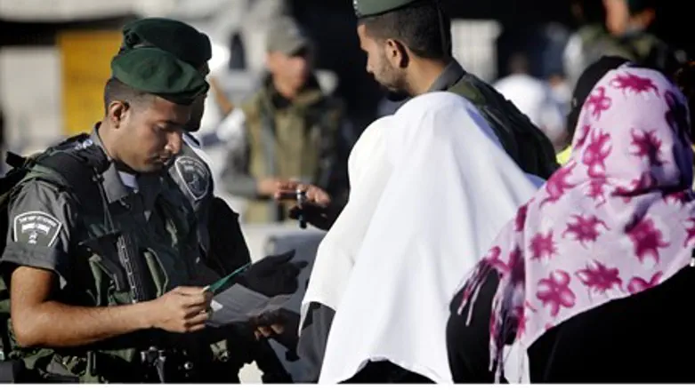 Border Patrol officer checks ID at Kalandia C