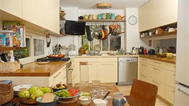 שיטת "המטבח תחילה" מוצלחת, אבל זה אומר גם תמרונים מסובכים ומשפחה רעבה ערב החג. מטבח