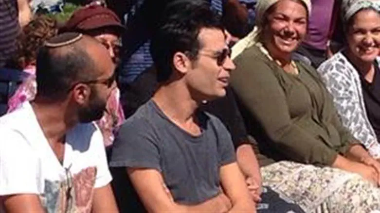 אביב גפן בכפר תפוח