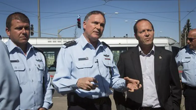 ראש העיר ברקת, המפכ''ל דנינו ומפקד המחוז אדרי