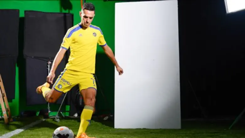 זהבי. נשאר במדים הצהובים