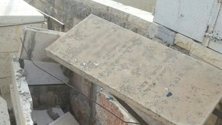 מצבות מנופצות