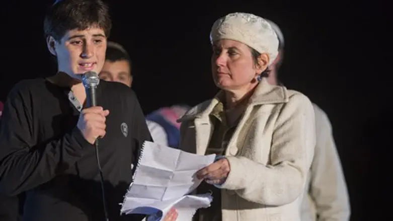 רעייתו של יהודה גליק ובנו - יפי ושחר