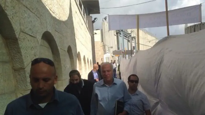 השר אורי אריאל בקבר רחל