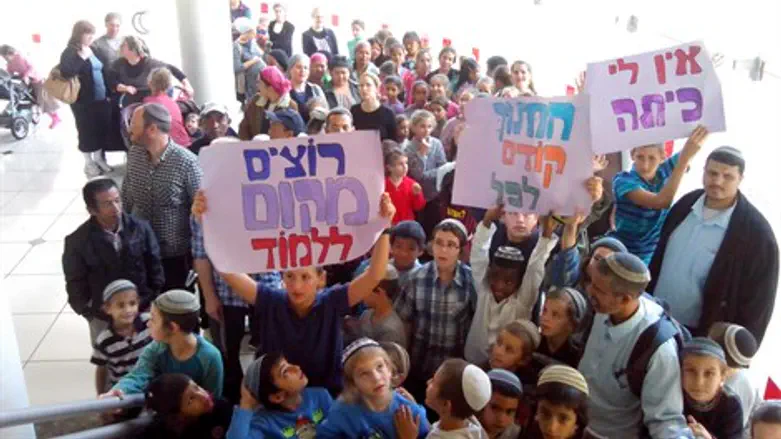 דורשים מקום. ילדי בית הספר מפגינים