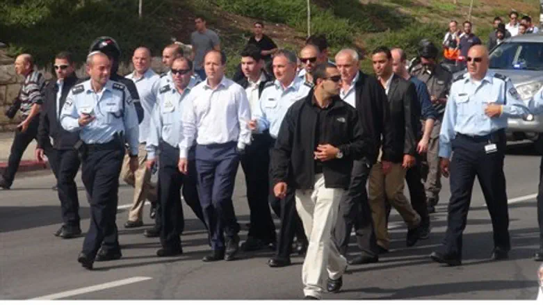 Нир Баркат и полицейские на месте теракта