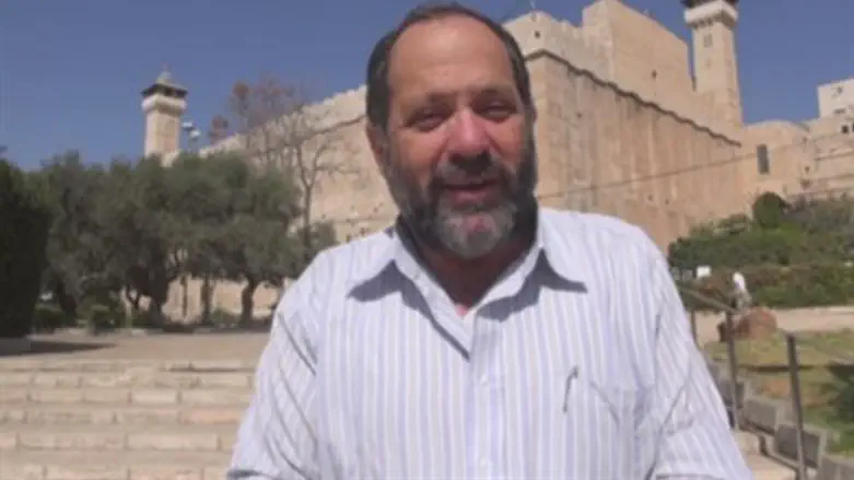 נעם ארנון ליד מערת המכפלה
