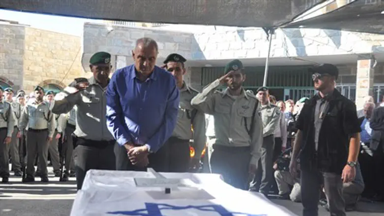 השר אהרונוביץ' בהלוויה