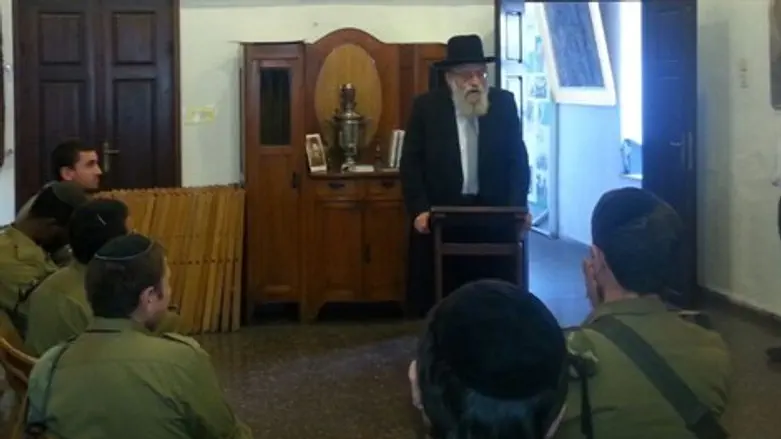 הרב שטרן והחיילים