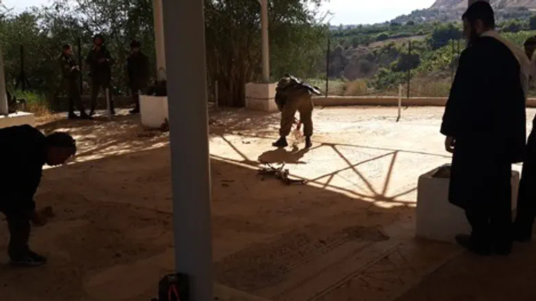 משמרים את הפסיפס בבית הכנסת העתיק